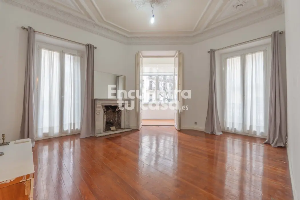 salon-Piso-en-venta-san-martin-san-sebastian-donostia-centro-611-inmobiliaria-encuentratucasa-es